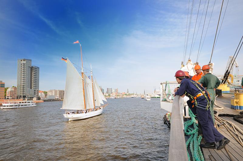 4450_3175 Segelschiff vor Hamburg Altona zur Einlaufparade des Hamburger Hafengeburtstages. | Hafengeburtstag Hamburg - groesstes Hafenfest der Welt